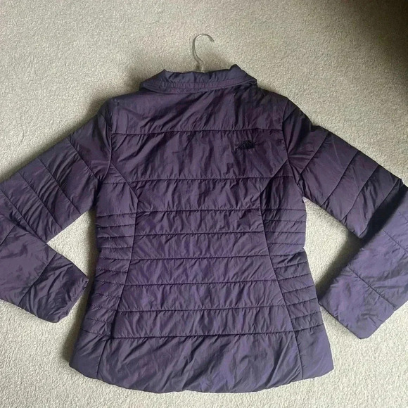The North Face Woman’s Purple Puffer Jacket. Size Small - Picture 6 of 8